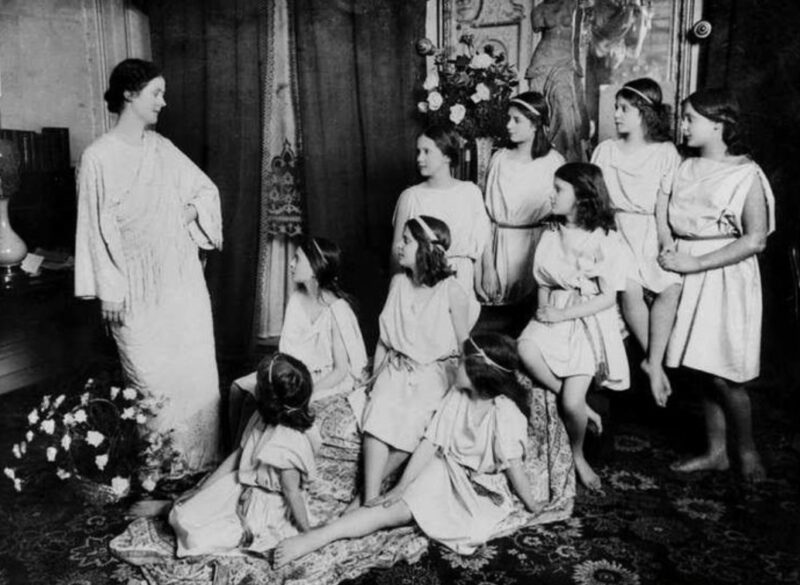 Айседора Дункан со своими ученицами в Москве