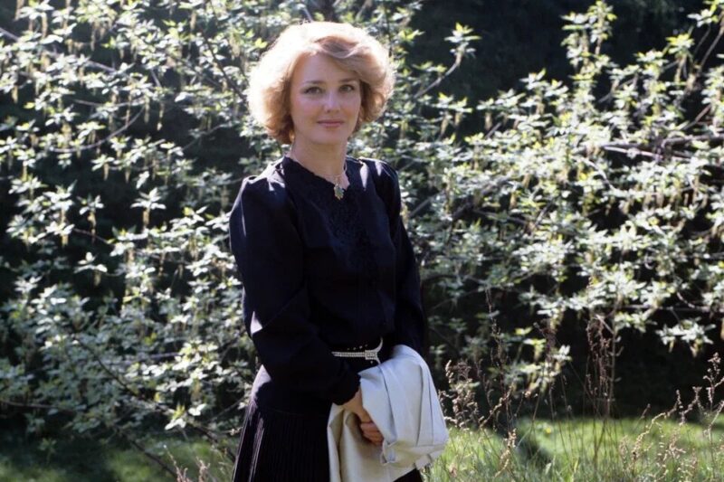 От дочери звезды «Вам и не снилось» до звонаря: как 64-летняя Екатерина Васильева пережила два развода и забвение 90-х, но нашла счастье в новой профессии и вырастила известную дочь