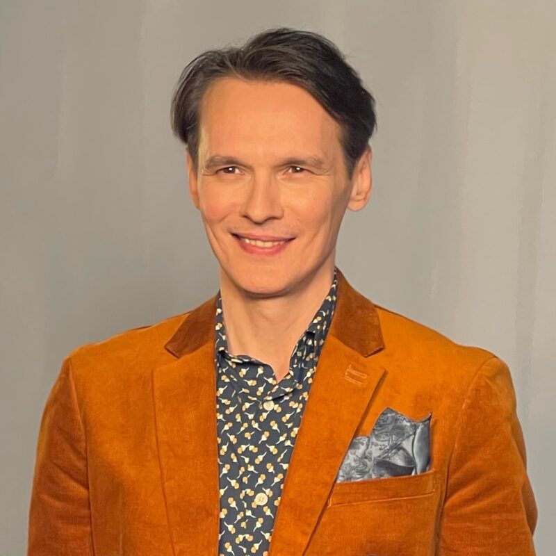 «Он просто подошёл к ней с коктейлем»: как дочь влиятельного бизнесмена увела 23-летнего Влада Сташевского у фанаток