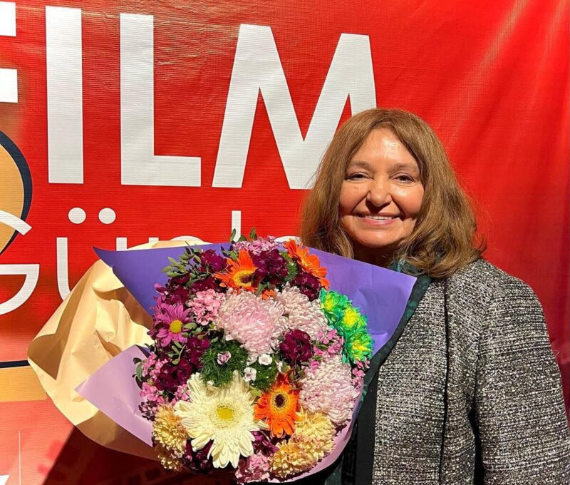 Актриса в 2022 году, предпочитающая парик и естественное старение.