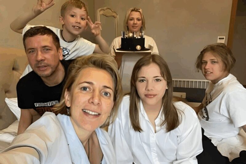 «Не цепляйся за тех, кто отвернулся»: 48-летний Андрей Мерзликин раскрыл причины развода после 19 лет брака и почему дети остались с ним