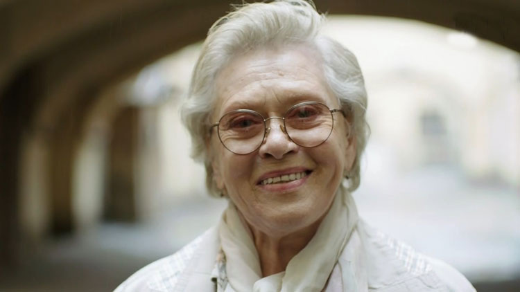 Алиса Фрейндлих, окруженная любовью семьи и поклонников.