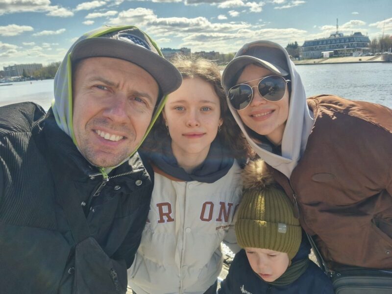 «Не хотела повторить судьбу матери»: почему 42-летняя Александра Самохина нашла счастье лишь в третьем браке и как выглядят её 14-летняя дочь и 5-летний сын