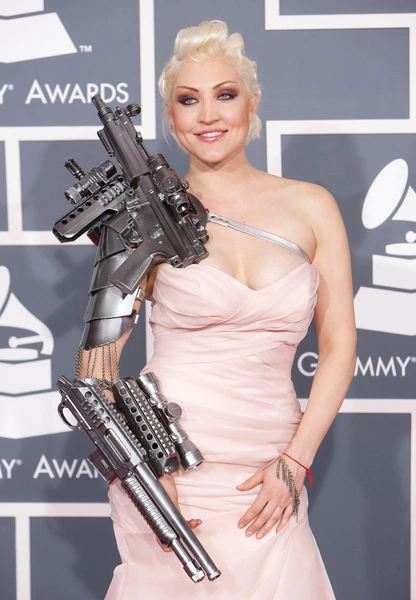 После эффектного выхода в образе «Барби-терминатора» американские газеты утверждали, что неважно, какие еще хиты выпустит Саша — она уже вписала свое имя в историю «Грэмми»