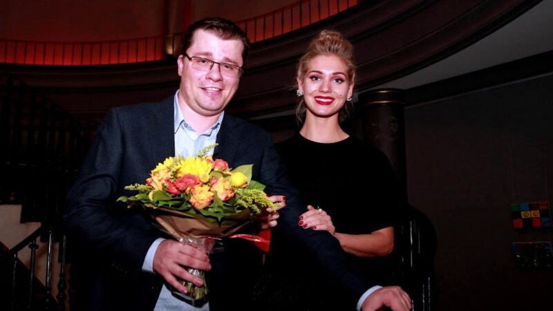 «Слово «брак» к его союзам подходит буквально»: почему 43-летний Гарик Харламов снова женился, а его первая жена Юлия Лещенко до сих пор носит его фамилию