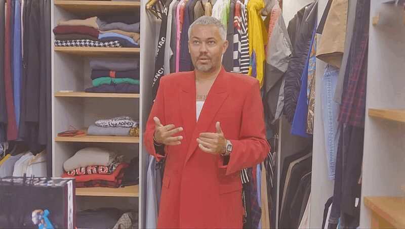 «Это не просто дом, это продолжение меня!»: Александр Рогов за 2 года объединил три квартиры в 45-метровую гардеробную с выходом на крышу