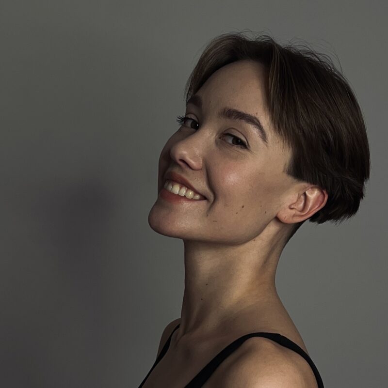 «Не могла спокойно оставить детей»: как 64-летняя Светлана Рябова пожертвовала карьерой ради дочерей, которые пошли по её стопам