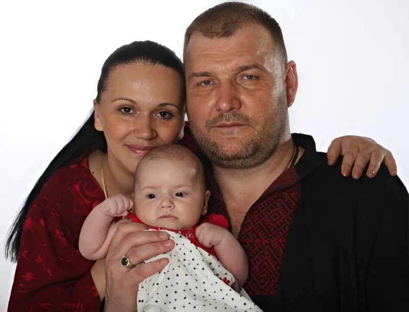 Дмитрий Быковский-Ромашов с женой и дочерью.