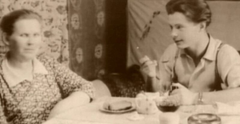 Юный Леонид Харитонов со своей мамой, Ефросиньей Гавриловной, которая всегда его поддерживала.