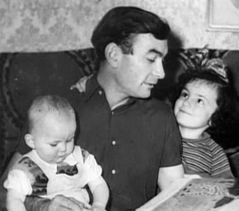 Счастливый Пётр Глебов в окружении любимых дочерей.