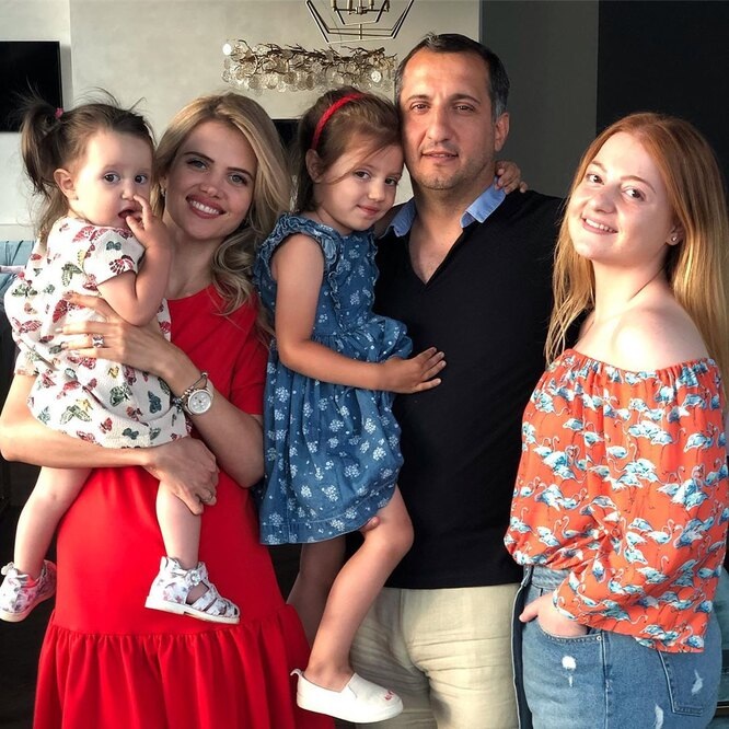 Арарат Кещян в окружении дочерей и племянницы, воплощение семейного счастья.