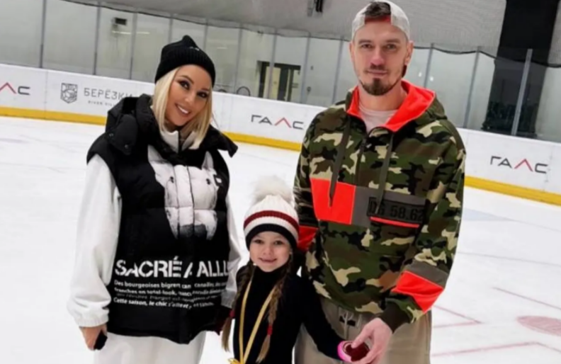 Лера Кудрявцева с мужем и дочерью на катке