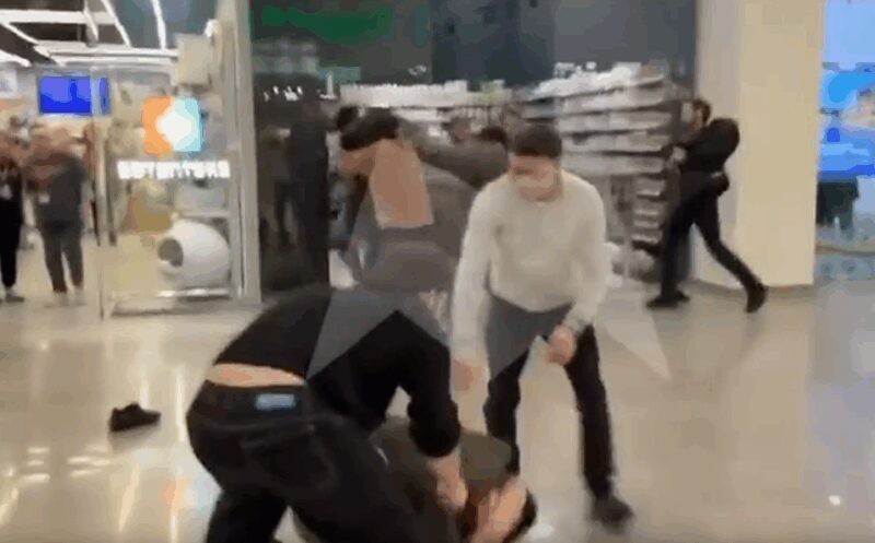 Момент хаоса: посетители в панике пытались спастись от массовой драки.