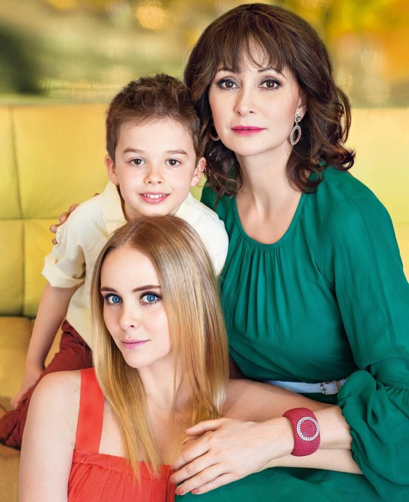 «Как будто не поддаётся времени»: 58-летняя Ольга Кабо показала редкие кадры с 13-летним сыном