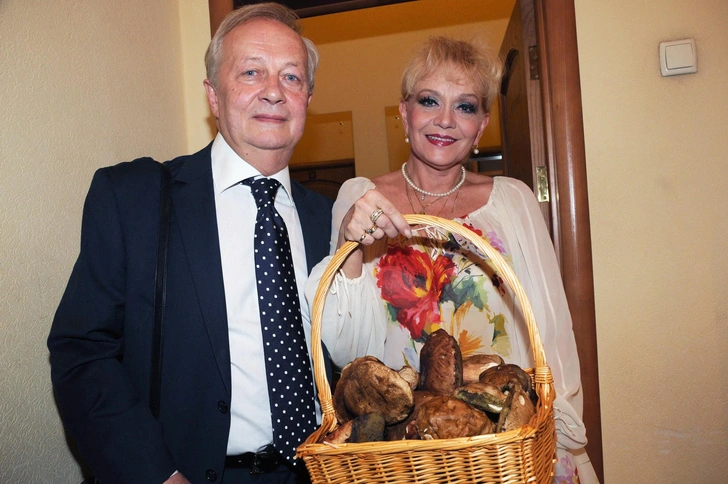 Косвенно на брак пару благословил Станислав Ростоцкий, отметивший при знакомстве, что Афанасьев похож на него в молодости