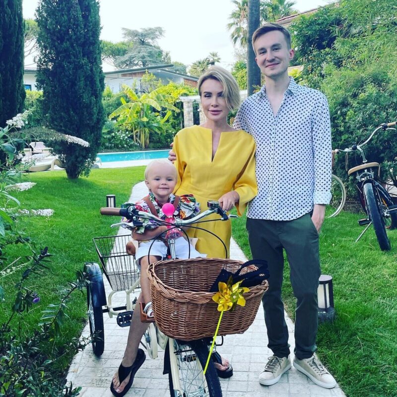 «Он просто подошёл к ней с коктейлем»: как дочь влиятельного бизнесмена увела 23-летнего Влада Сташевского у фанаток