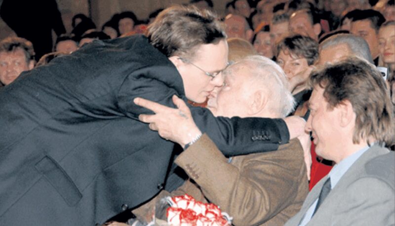 Единственное объятие от дедушки Вячеслава Тихонова