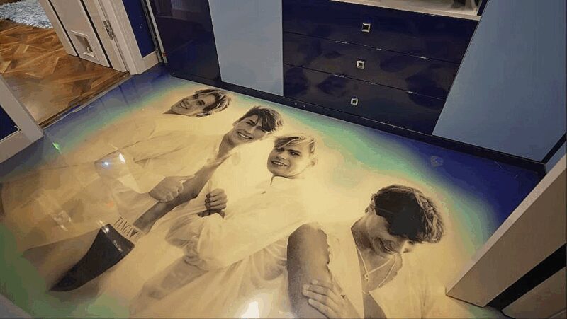 Золотой писсуар и потолки-волны: как Бари Алибасов после пожара 90-х создал в Москве квартиру-манифест, на ремонт которой ушло 2 года