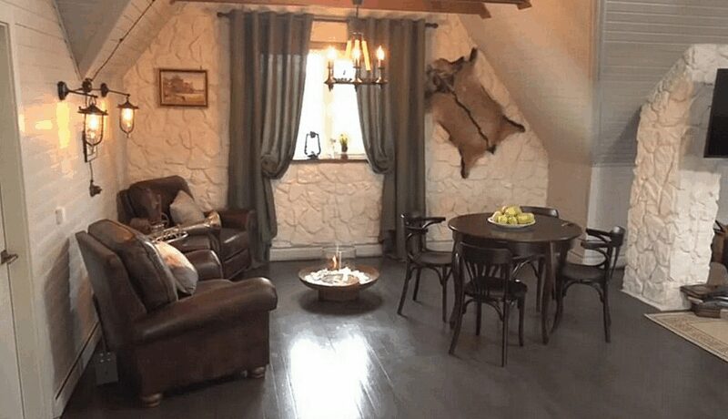 «Настоящий мужской уголок»: как Андрей Соколов обустроил свой загородный дом, где брутальность сочетается с уютом