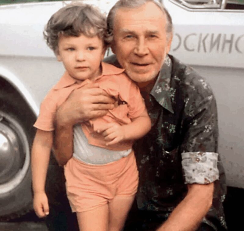 Иван Лапиков проводит время с внуком