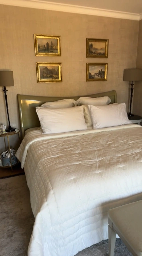 Плотные шторы блэкаут создают идеальные условия для полноценного отдыха.