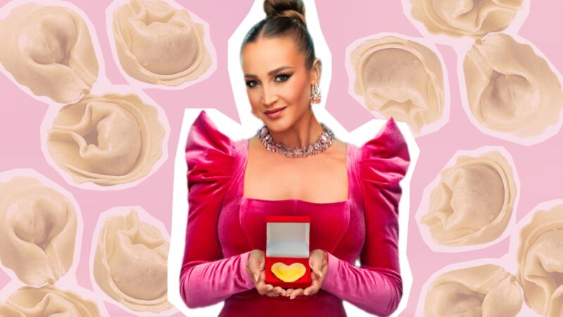 Актриса и певица Ольга Бузова в красном платье держит в руках шкатулку