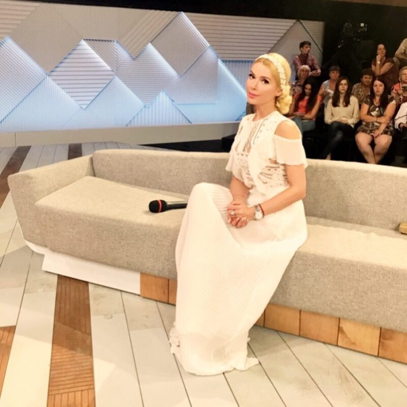 «Это не природа!»: как 45-летняя Алёна Кравец выглядит без парика и почему скрывала свои волосы