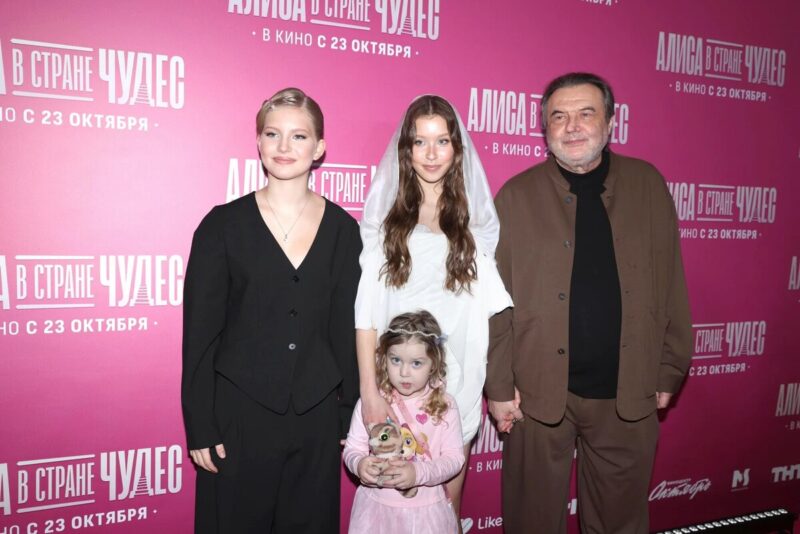 Юная Софья Меледина и её дочь Нина.