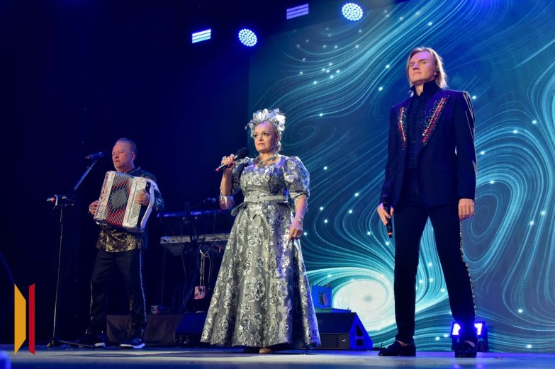 «Ей тяжело дышать»: почему 66-летняя Надежда Кадышева выходит на сцену с сыном и поет под «плюс»?