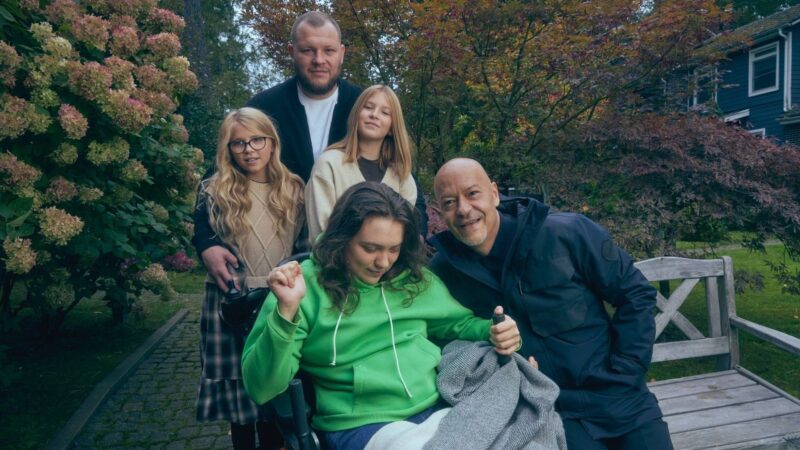 Режиссер Федор Бондарчук с дочерью Варварой, сыном Сергеем и внучками Маргаритой и Верой