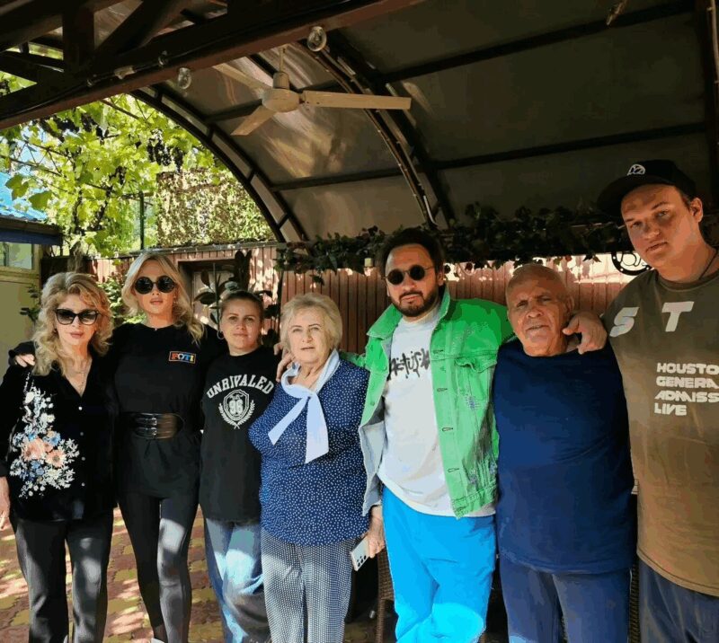 Стас Михайлов с семьей: женой Инной, тещей, дочерью, отцом, матерью и сыном Никитой