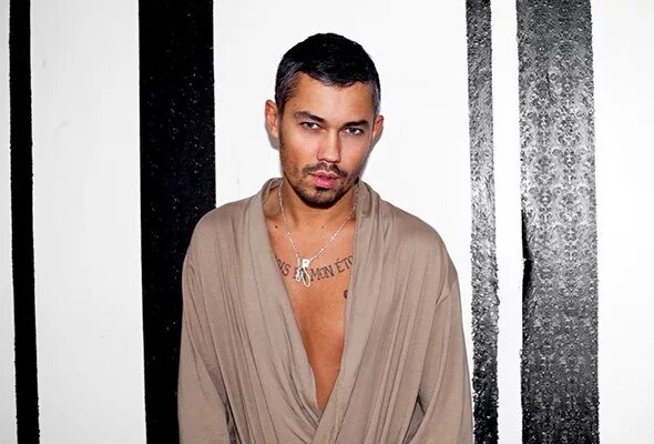 «Стилистом будь, но скажем, что журналист»: как Александр Рогов в 44 года стал главным модником страны, но так и не женился