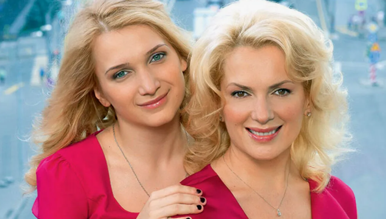 Мария Порошина с одной из своих дочерей.