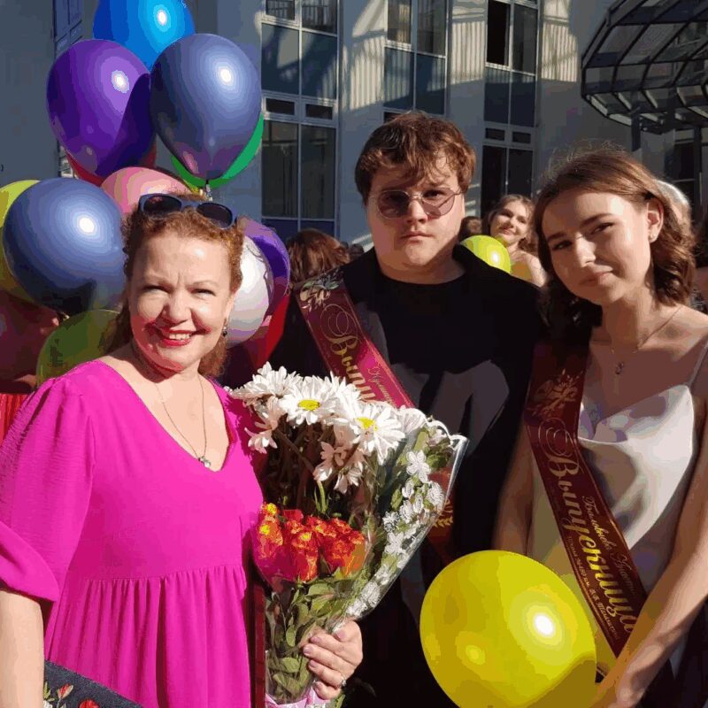 «Квартира твоя, но ипотеку платишь ты»: 51-летняя Татьяна Абрамова раскрыла, как воспитывает сыновей от первого брака