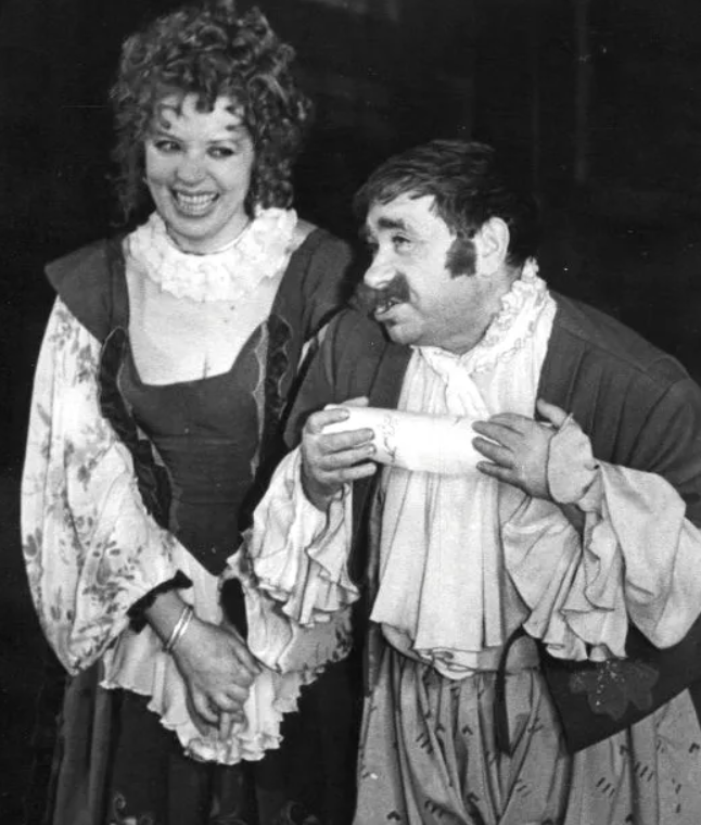 Михаил Светин и Светлана Карпинская выступают в театре