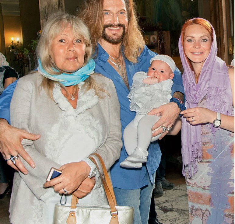 Людмила Барташ крестила детей Анисиной и Джигурды.