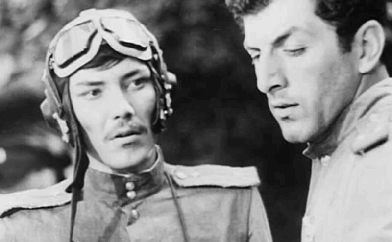 «Что ты, я ведь живой!»: как «Ромео» из «В бой идут одни старики» спас жену от бандитов и женился на ней назло родителям