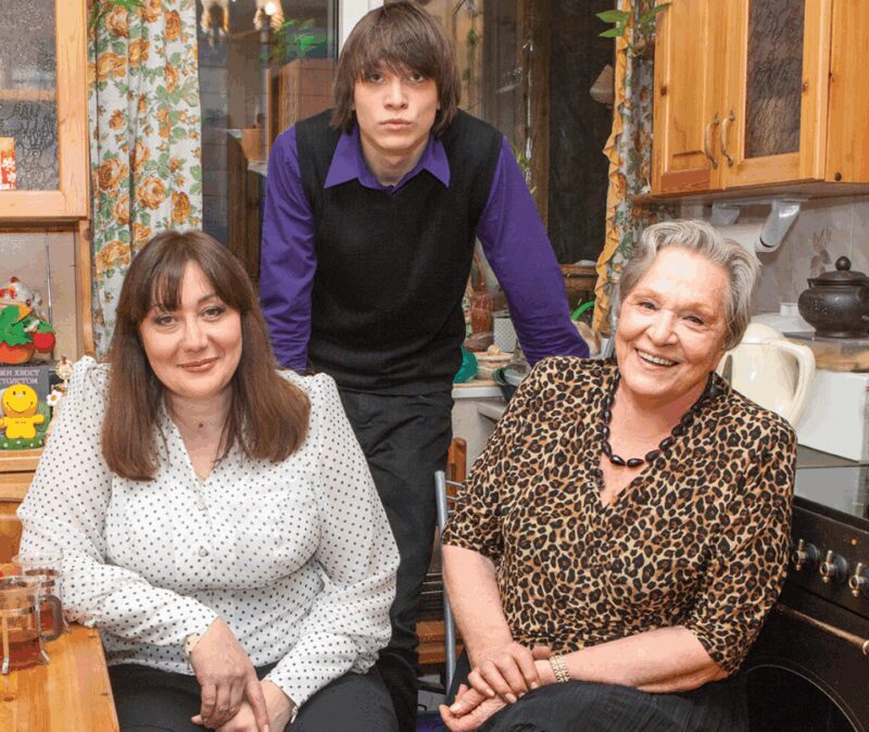 Римма Маркова с дочерью и внуком