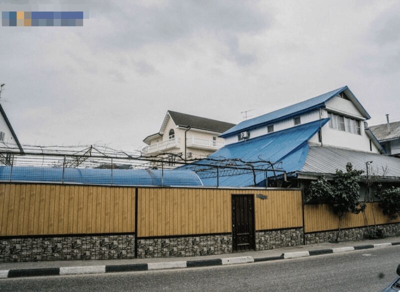 «Не нужно всей этой роскоши»: почему родители 55-летнего Стаса Михайлова живут в скромном доме за 500 рублей в сутки