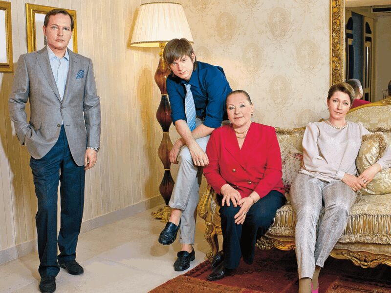 Раиса Рязанова в кругу семьи: с внуком, невесткой и сыном