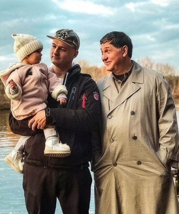 Три поколения: Сергей Пускепалис с сыном Глебом и внучкой Александрой.