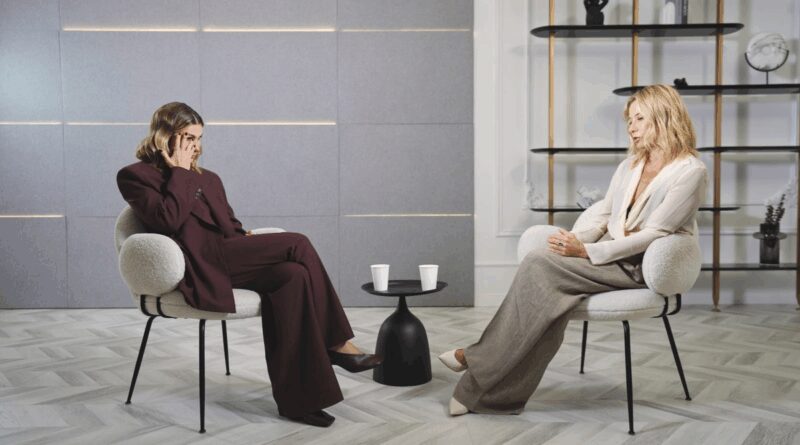 Лаура Джугелия с трудом сдерживает слёзы, слушая откровенный рассказ Юлии.