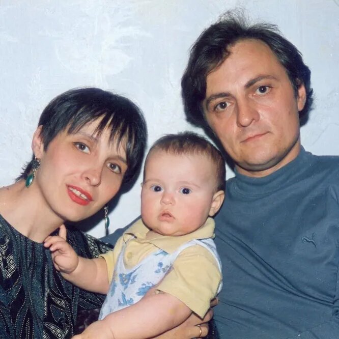 «Думала, останусь в девках навсегда»: Светлана Рожкова о первом браке, 30 годах счастья и талантах двух дочерей