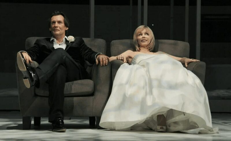 Кадр из спектакля «Идеальный муж», который стал причиной массовых протестов