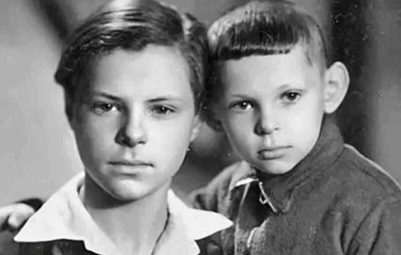 Леонид Харитонов (справа) и его младший брат Виктор, который всегда был рядом.