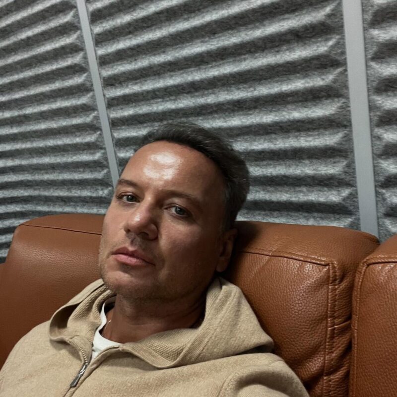 «Что было — осталось между нами»: как 49-летний Александр Олешко скрывал два брака и почему не показывает жену и детей