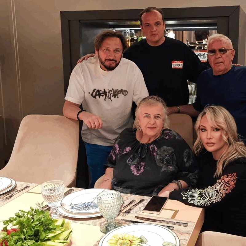 Стас Михайлов с женой Инной, отцом, матерью и сыном Никитой