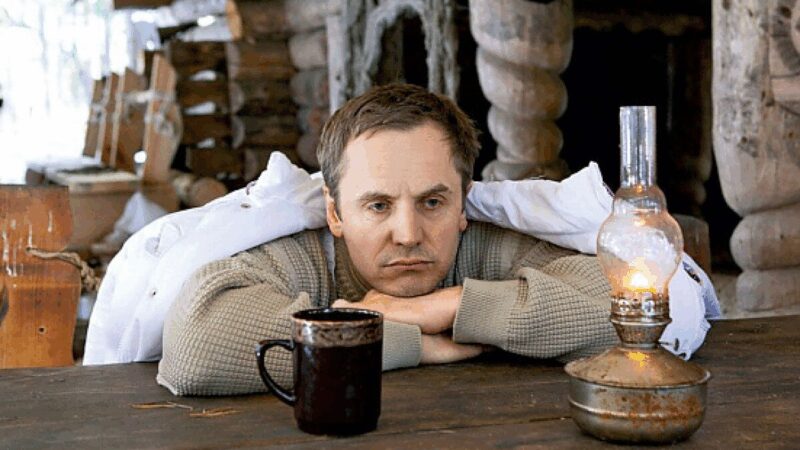 «Настоящий мужской уголок»: как Андрей Соколов обустроил свой загородный дом, где брутальность сочетается с уютом