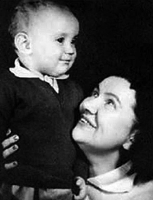 Нина Сазонова с сыном Михаилом, чья любовь обернулась для неё тяжёлым испытанием.