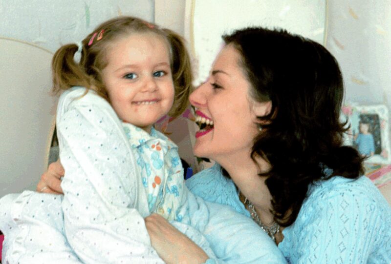Анна Ковальчук с дочерью Златой в юные годы.